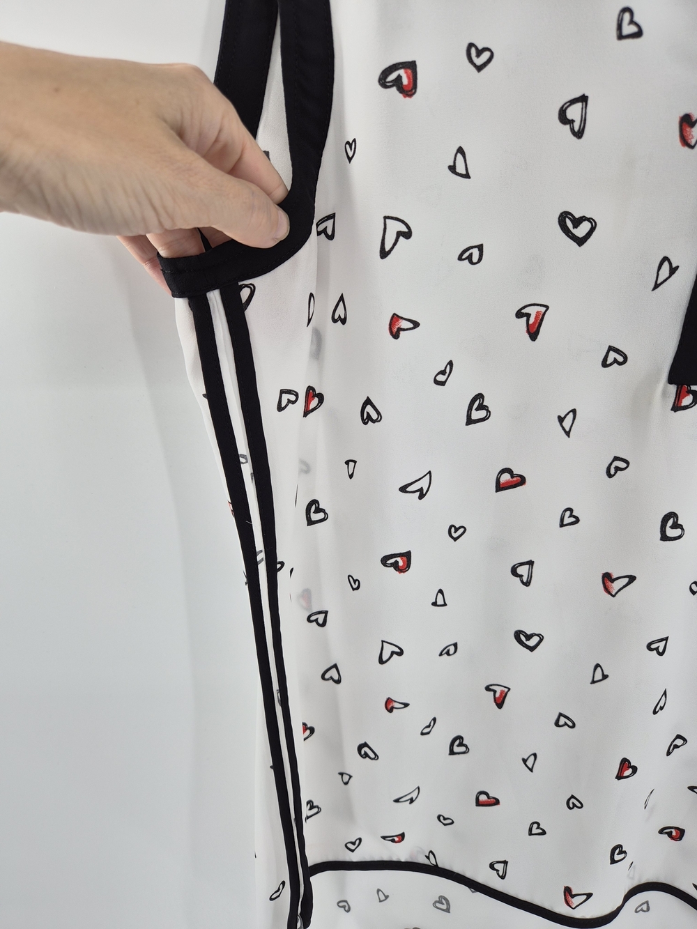 Reitmans Women's White Heart Print XS Sleeveless Blouse Black Trim Romantic Top - Picture 4 of 13